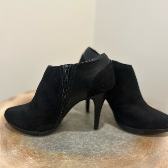 Women’s Suede Ankle Booties. With side zippers. Size 9 - Picture 2 of 6